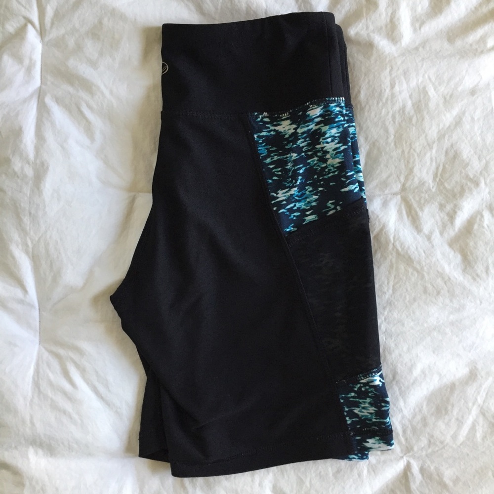 Bike short with mesh pockets